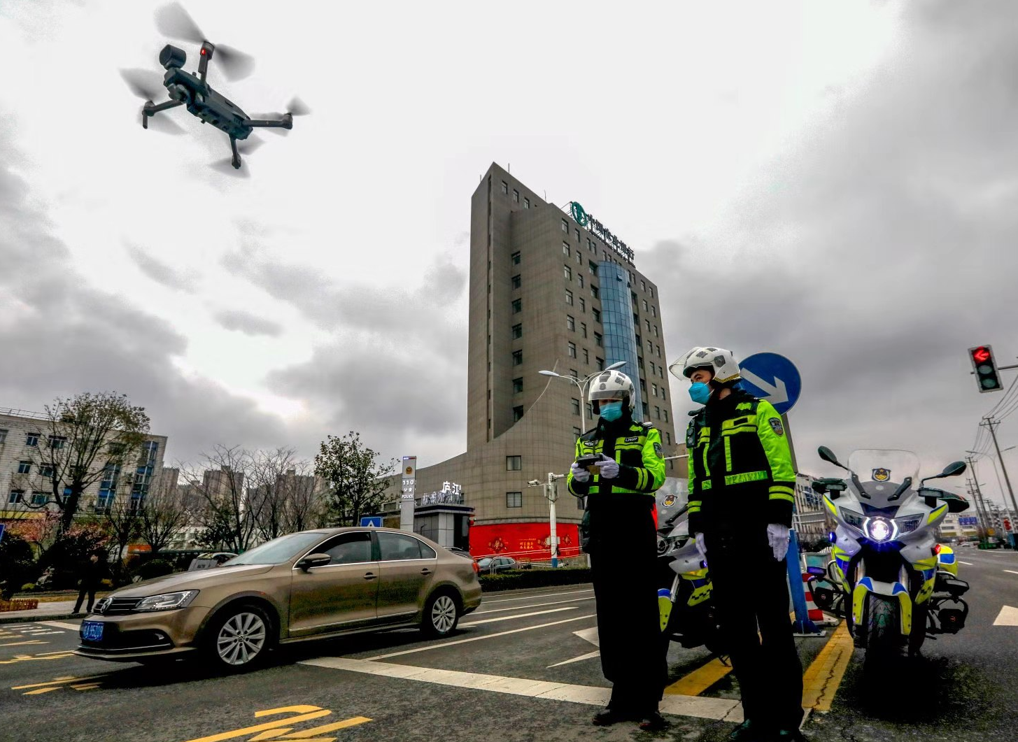 廈門市啟用警用無人機協(xié)助勸導(dǎo)行人安全文明出行(圖1)