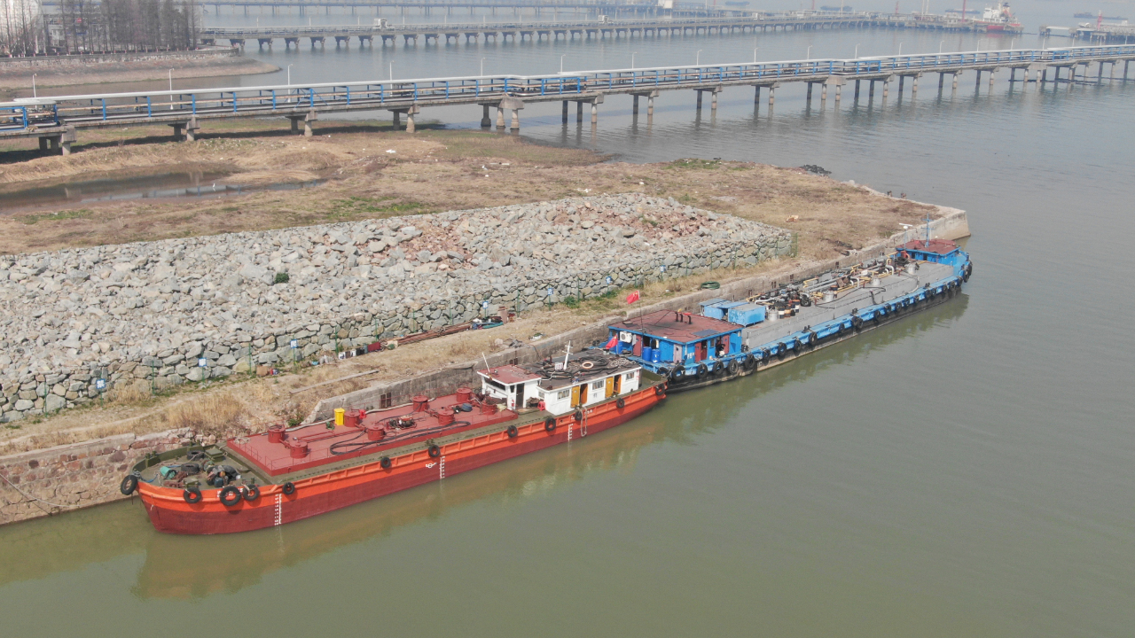 無人機巡邏構(gòu)筑江陰港口涉外疫情防控防線(圖1) 無人機巡邏構(gòu)筑江陰港口涉外疫情防控防線(圖1)