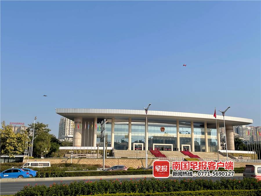 南寧交警出動(dòng)無(wú)人機(jī),1個(gè)小時(shí)抓拍多輛違法車輛(圖2) 南寧交警出動(dòng)無(wú)人機(jī),1個(gè)小時(shí)抓拍多輛違法車輛(圖2)