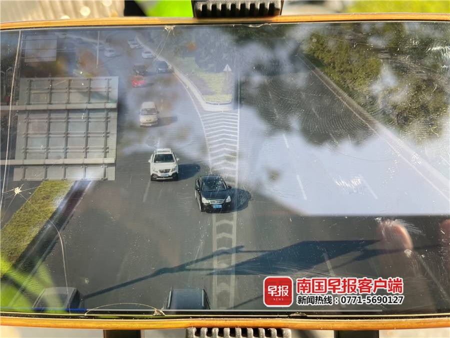 南寧交警出動(dòng)無(wú)人機(jī),1個(gè)小時(shí)抓拍多輛違法車輛(圖3) 南寧交警出動(dòng)無(wú)人機(jī),1個(gè)小時(shí)抓拍多輛違法車輛(圖3)