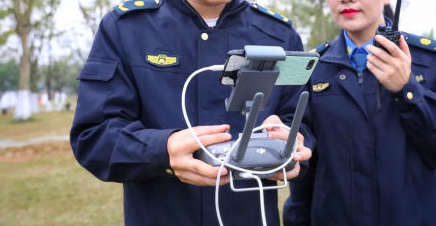 ?？谑谐枪芾脽o人機喊話勸離垂釣市民(圖2)